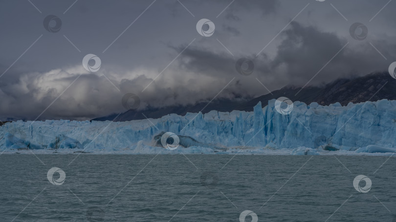 Скачать Впечатляющий ледник Перито-Морено. фотосток Ozero