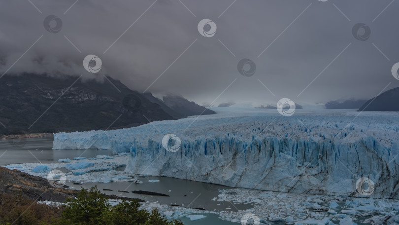 Скачать Удивительный ледник Перито Морено простирается до самого горизонта фотосток Ozero