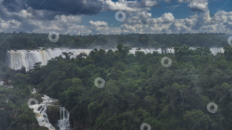 Скачать Каскад водопадов в тропическом лесу. фотосток Ozero