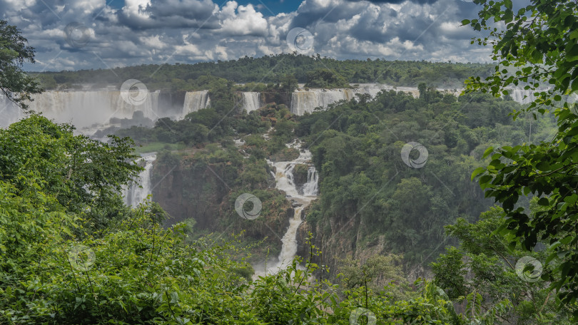 Скачать Красивый пейзаж с водопадом. фотосток Ozero