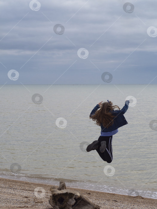 Скачать Девушка летит в море фотосток Ozero
