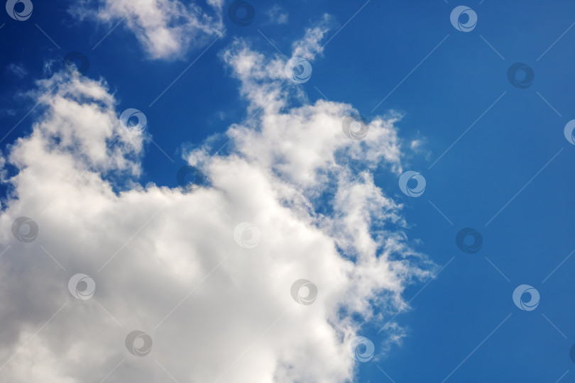 Скачать Белые облака на ярком голубом небе фотосток Ozero