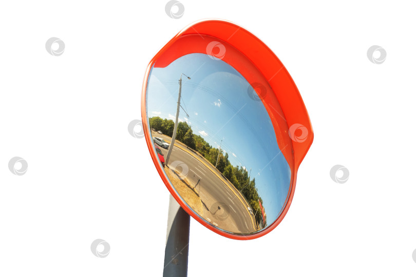 Скачать Сферическое дорожное зеркало на фоне голубого неба фотосток Ozero