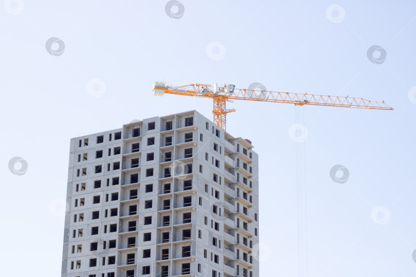 Скачать Башенный кран и строительство высотного жилого дома фотосток Ozero