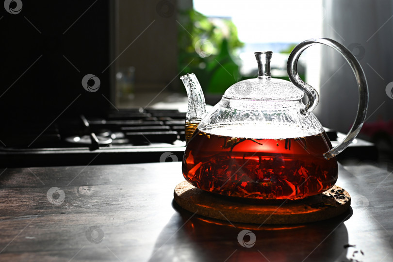 Скачать Женская рука наливает чай в кружку. Чай на пару, утренний чай, домашний уют фотосток Ozero