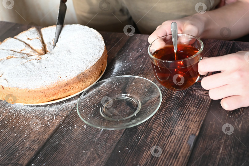 Скачать Яблочный пирог с чашкой чая. Серый фон. Вид сверху. фотосток Ozero