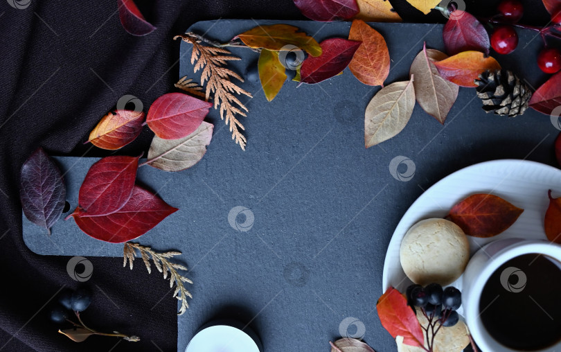 Скачать Осенний натюрморт с чашкой кофе, печеньем и бордовыми листьями фотосток Ozero