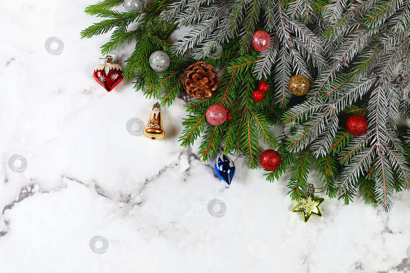 Скачать Фон для Рождества и Нового 2024 года с еловыми ветками в хлопьях снега, игрушками и украшениями, баннер для праздничного экрана, шаблон для дизайна. Праздничная открытка, фотосток Ozero