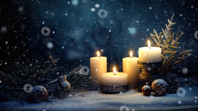 Скачать Рождественская открытка со снегом и свечами. Украшение для зимних праздников и свечи на рождественской сцене. Сгенерированный искусственный интеллект. фотосток Ozero