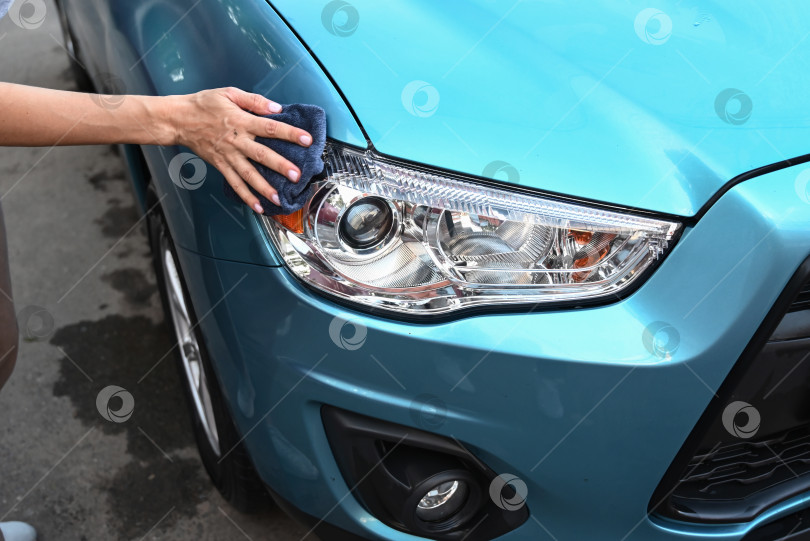 Скачать Чистка автомобиля с использованием активной пены. Женщина моет свою машину на самостоятельной мойке автомобилей фотосток Ozero