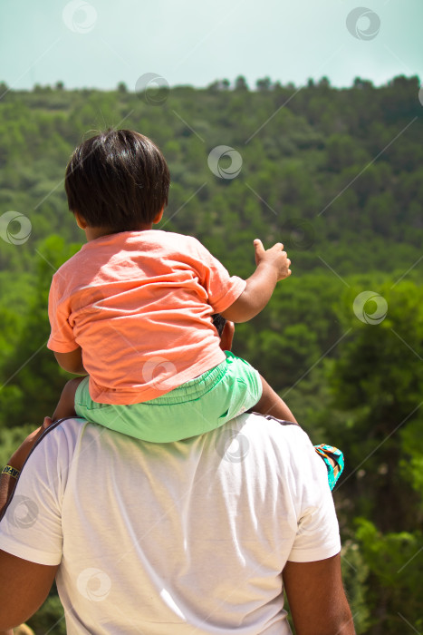 Скачать Ребёнок на плечах отца. фотосток Ozero