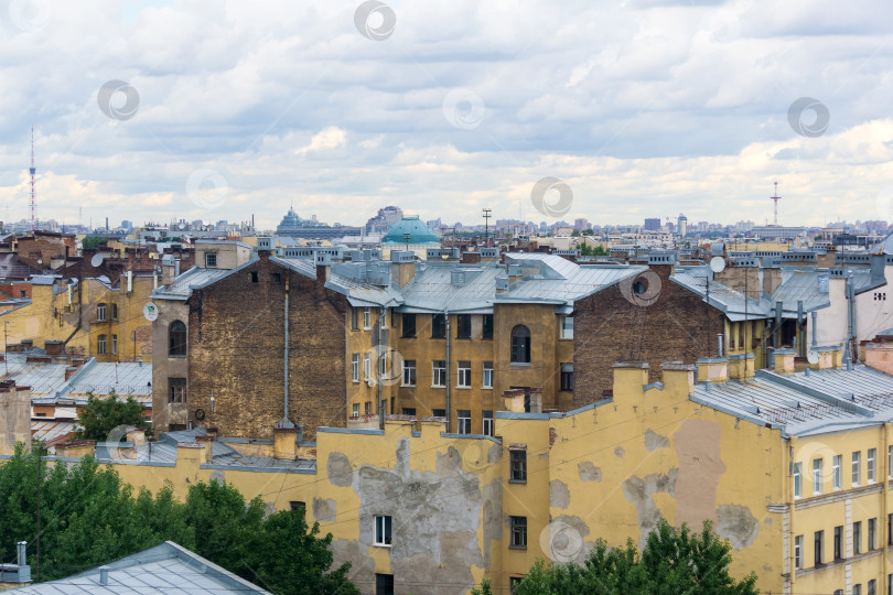 Скачать вид на крыши исторического центра Санкт-Петербурга в пасмурный день фотосток Ozero