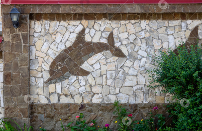 Скачать Каменный светлый забор с коричневым дельфином.Дизайн внешнего фасада фотосток Ozero