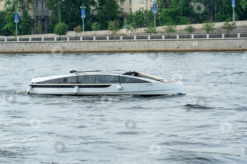 Скачать современный пассажирский теплоход плывет по Неве в Санкт-Петербурге фотосток Ozero