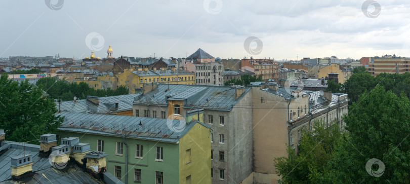 Скачать вид на крыши и церковные купола в историческом центре Санкт-Петербурга во время дождя фотосток Ozero