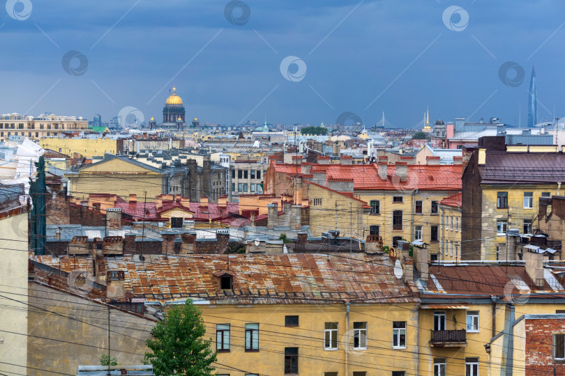 Скачать вид на крыши исторического центра Санкт-Петербурга во время дождя фотосток Ozero