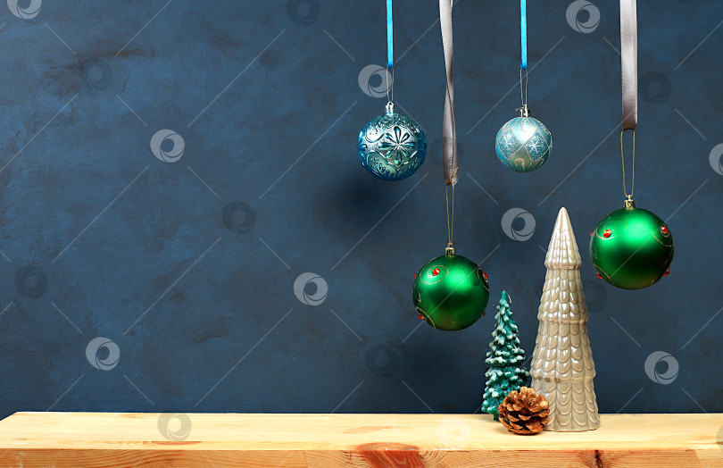 Скачать Пустой деревенский стол с современными фигурками рождественской елки, сосновыми шишками и праздничными украшениями. Рождественский и новогодний макет для дизайна и демонстрации продукции, минималистичная концепция веселого Рождества, фотосток Ozero