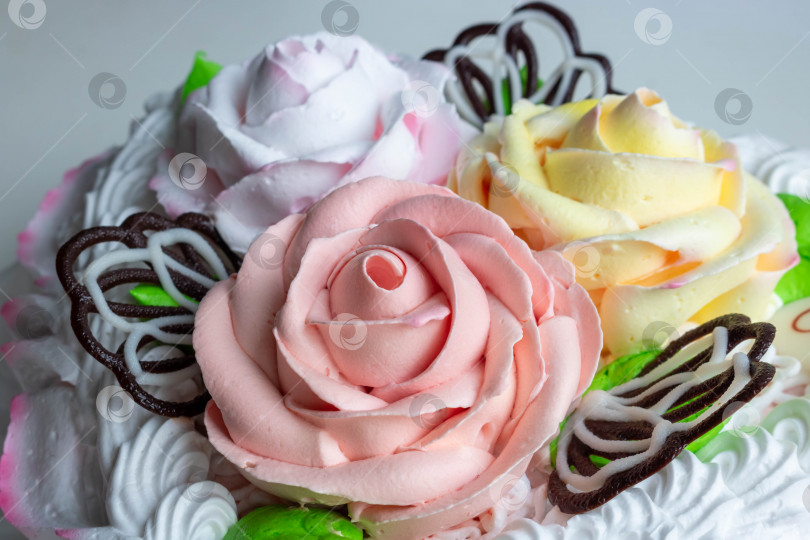 Скачать Сладкий крем на торте в виде разноцветных роз фотосток Ozero