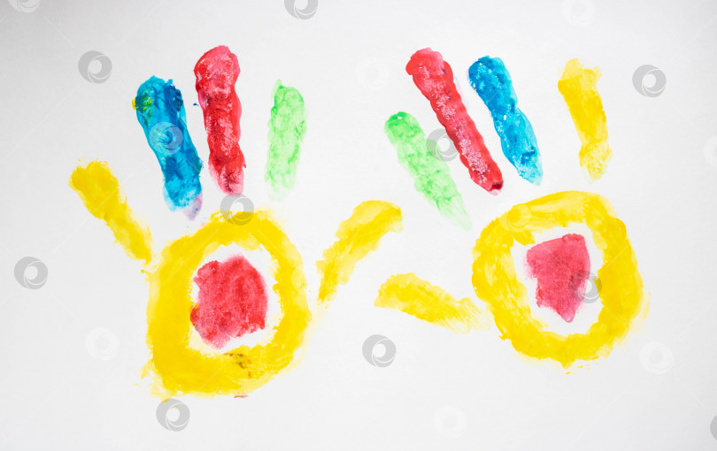 Скачать разноцветные отпечатки рук, детское творчество, рисование фотосток Ozero