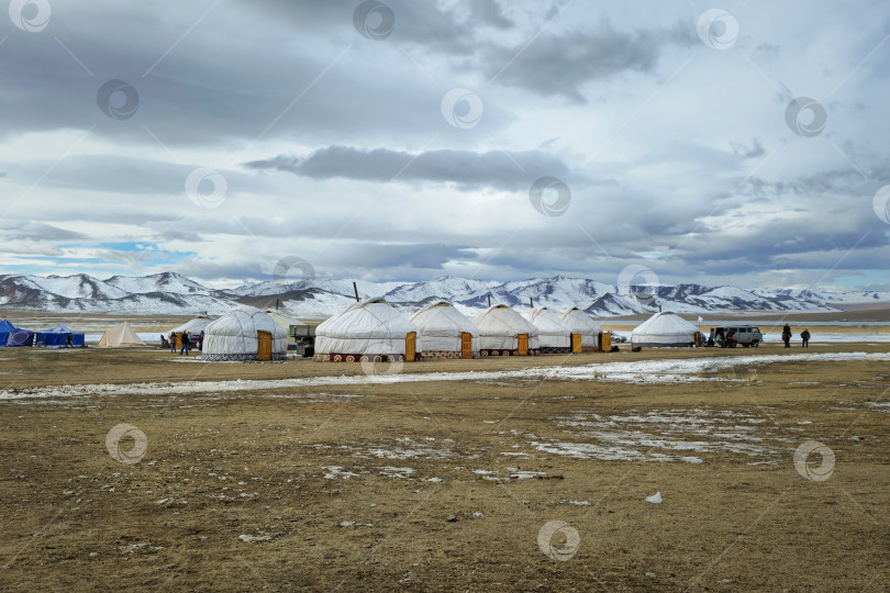 Скачать Юрточный лагерь казахских кочевников. Монгольская зимняя степь. фотосток Ozero