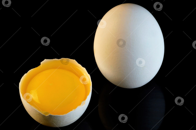 Скачать Яйцо - это пищевой продукт, имеет овальную форму, состоит из белка и желтка. фотосток Ozero
