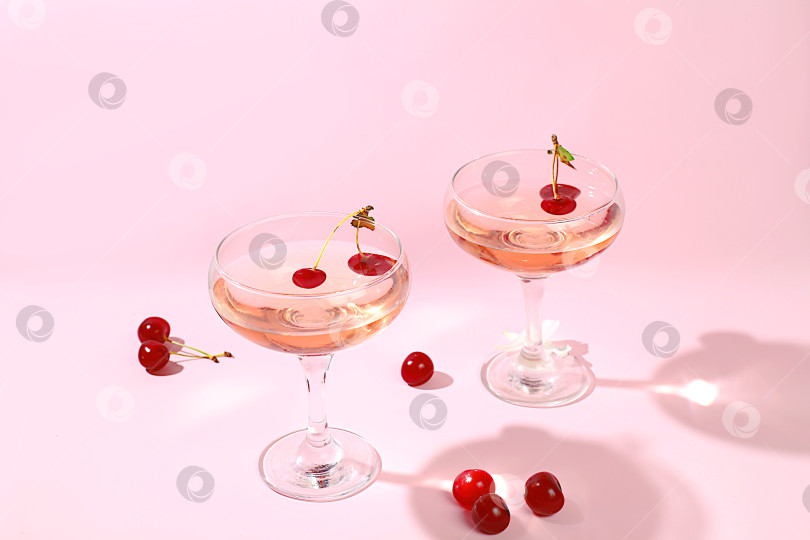 Скачать Современный натюрморт с розовым вином, алкогольным коктейлем и ягодами вишни на элегантном современном фоне, минималистичная концепция для бара и праздничной вечеринки, кафе, рекламный баннер, селективный фокус, фотосток Ozero