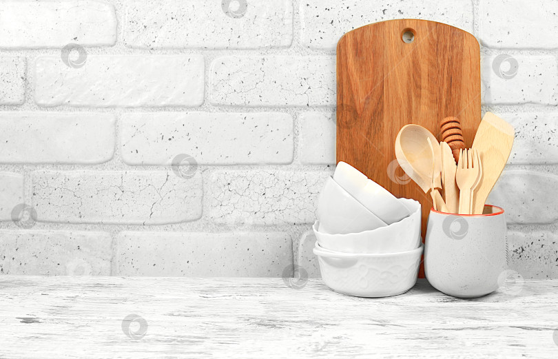 Скачать Кухонный стол с посудой и разделочными досками. Простой интерьер домашней кухни, макет для дизайна и демонстрации продукции, концепция "ноль отходов" и здорового образа жизни, фотосток Ozero