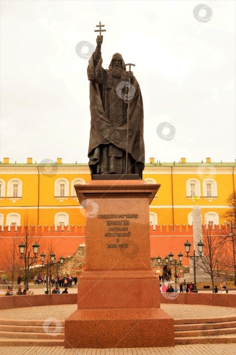 Скачать Памятник патриарху Ермогену - бронзовая скульптура в центре Москвы. фотосток Ozero