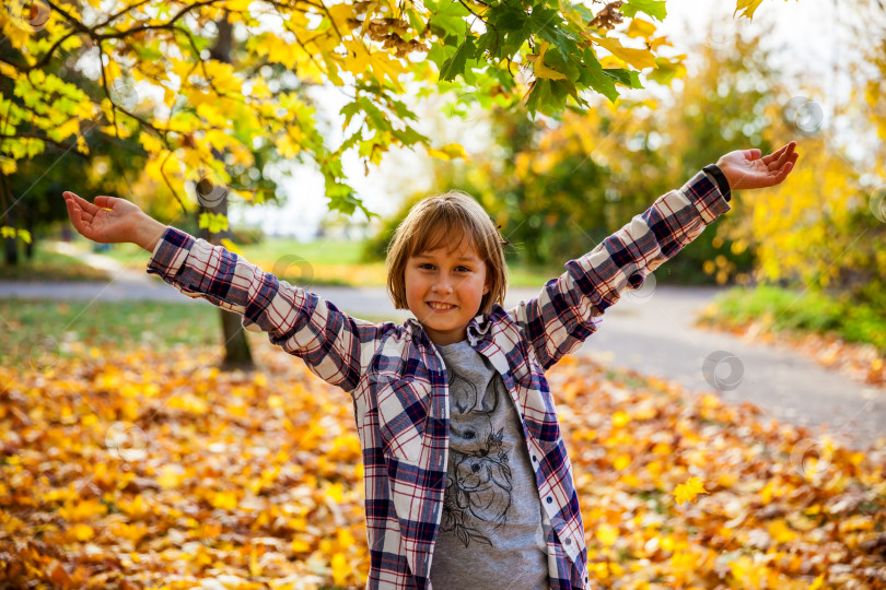 Скачать Счастливая девушка в осеннем парке с желтыми листьями фотосток Ozero