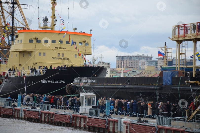 Скачать Санкт-Петербург, Россия – 04.30.2017: Ледоколы Санкт-Петербург и Иван Крузенштерн у Английской набережной Санкт-Петербурга на Фестивале ледоколов. Очередь на экскурсию фотосток Ozero