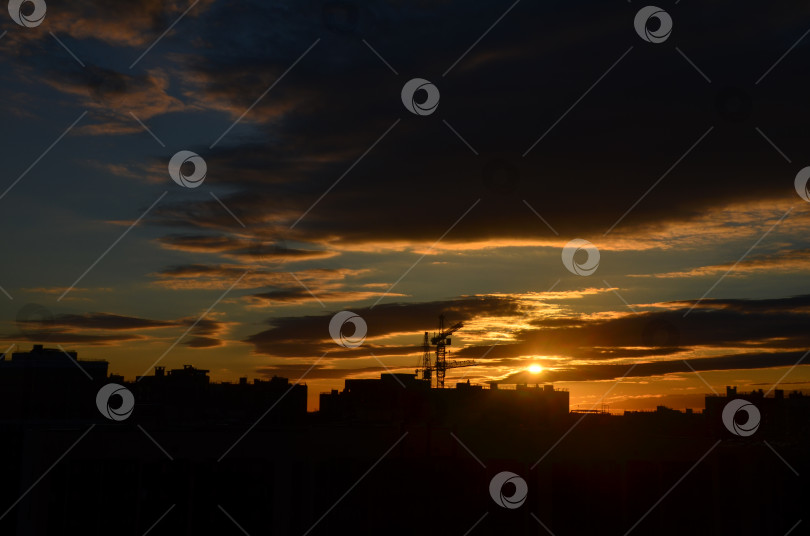 Скачать Закат над городскими новостройками фотосток Ozero