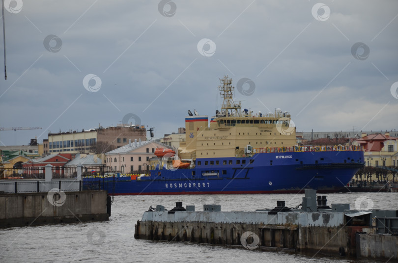 Скачать Санкт-Петербург, Россия – 04.30.2017: Ледокол «Мурманск» на причале в Санкт-Петербурге при проведении Фестиваля ледоколов фотосток Ozero