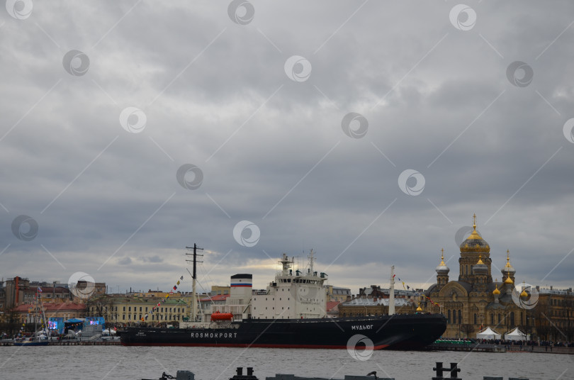 Скачать Санкт-Петербург, Россия – 04.30.2017: Ледокол «Мадьюг» на причале в Санкт-Петербурге при проведении Фестиваля ледоколов фотосток Ozero