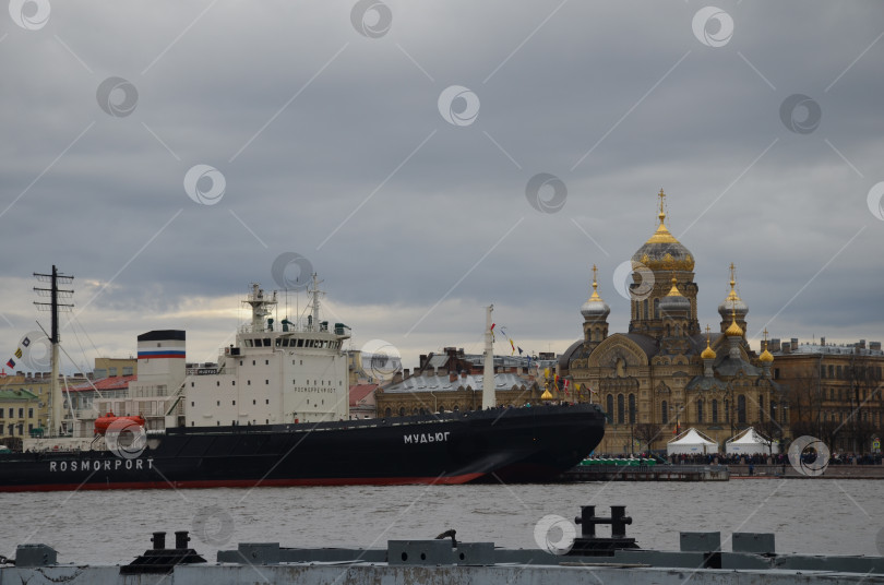 Скачать Санкт-Петербург, Россия – 04.30.2017: Ледокол «Мадьюг» на причале в Санкт-Петербурге при проведении Фестиваля ледоколов фотосток Ozero