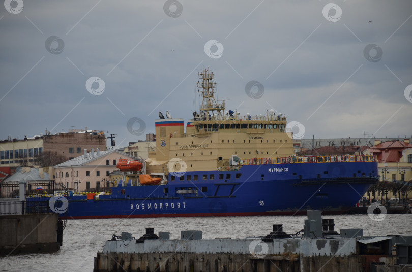 Скачать Санкт-Петербург, Россия – 04.30.2017: Ледокол «Мурманск» на причале в Санкт-Петербурге при проведении Фестиваля ледоколов фотосток Ozero