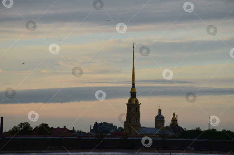 Скачать Петропавловская крепость в Санкт-Петербурге на фоне заката фотосток Ozero