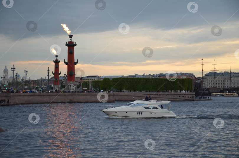 Скачать Санкт-Петербург, Россия – 05.27.2017: Стрелка Васильевского острова с горящими факелами Ростральных колонн фотосток Ozero