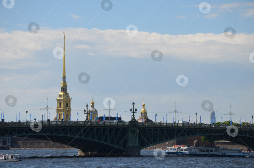 Скачать Вид на Троицкий мост и Петропавловскую крепость в Санкт-Петербурге фотосток Ozero