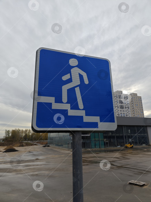 Скачать Информационный знак Надземный пешеходный переход на улице фотосток Ozero