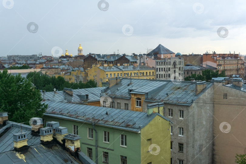 Скачать вид на крыши исторического центра Санкт-Петербурга в пасмурный день фотосток Ozero