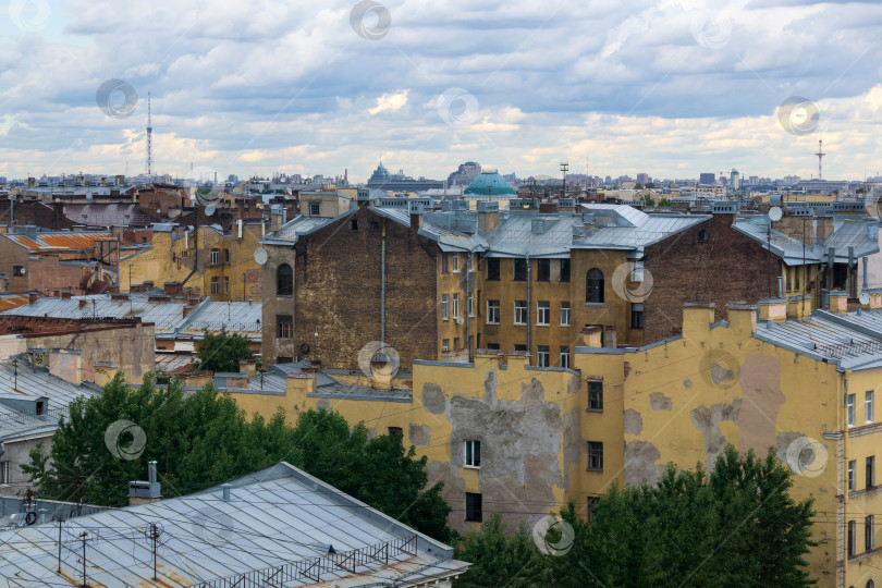 Скачать вид на крыши исторического центра Санкт-Петербурга в пасмурный день фотосток Ozero