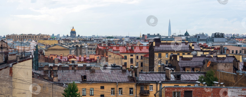 Скачать вид сверху на городские крыши в историческом центре Санкт-Петербурга фотосток Ozero