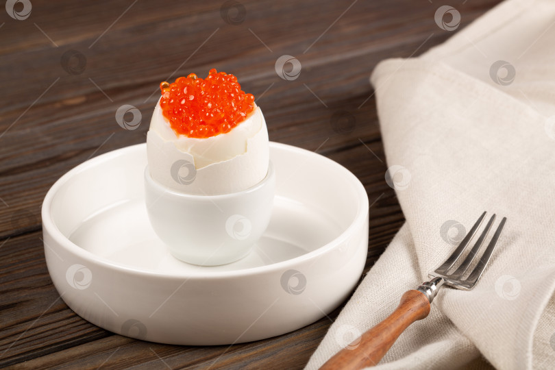 Скачать Вареное яйцо с красной икрой фотосток Ozero