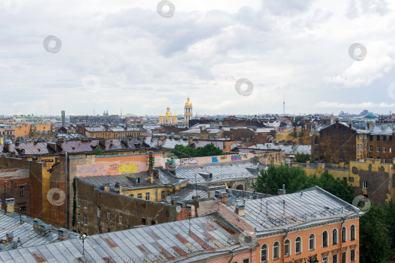 Скачать вид на крыши и церковные купола в историческом центре Санкт-Петербурга во время дождя фотосток Ozero