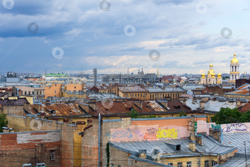 Скачать вид сверху на городские крыши в историческом центре Санкт-Петербурга перед грозой фотосток Ozero