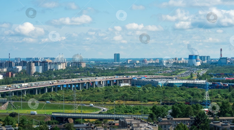 Скачать панорамный пейзаж пригородов Санкт-Петербурга с жилыми кварталами и транспортными развязками, вид с высоты птичьего полета фотосток Ozero