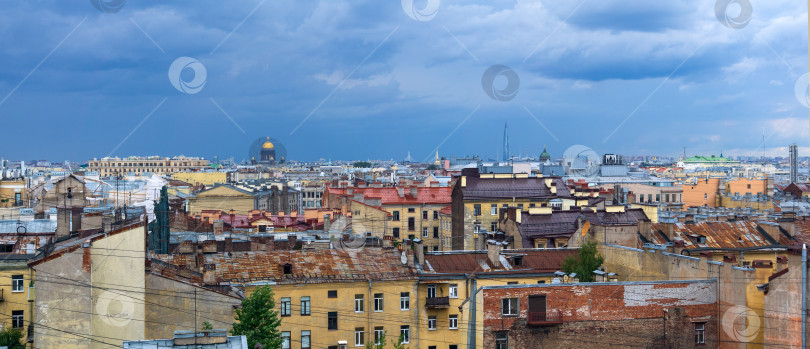 Скачать панорамный вид на городские крыши в историческом центре Санкт-Петербурга перед началом грозы фотосток Ozero