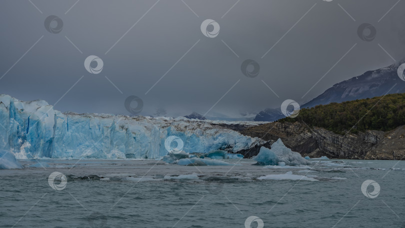 Скачать Впечатляющая стена из голубого льда с трещинами и расселинами. фотосток Ozero