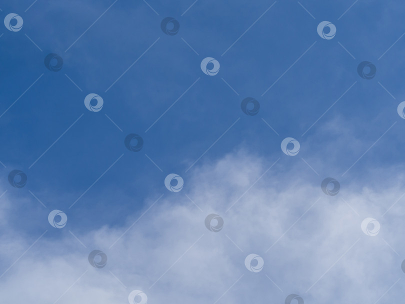 Скачать Фон голубого неба с облаками. Красивое голубое небо и облака на естественном фоне фотосток Ozero