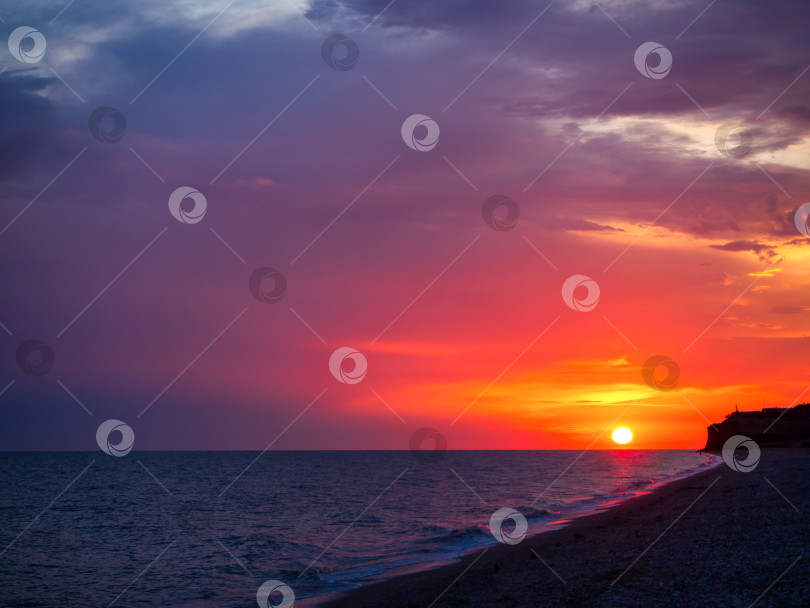 Скачать Красный закат на море. Разнообразие цветов и оттенков закатного неба над морским горизонтом фотосток Ozero